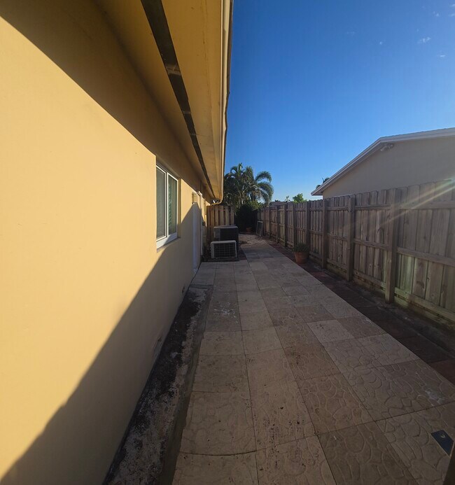 Foto del edificio - 9610 Johnson St