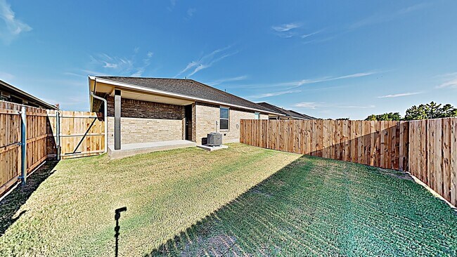 Building Photo - 3 Bedroom 2 Bath Duplex Near Tinker AFB!