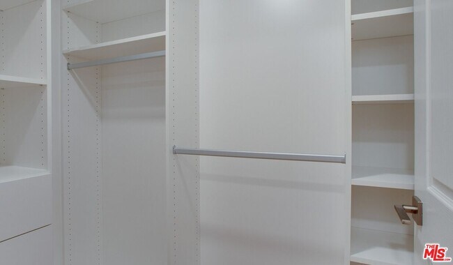 Foto del edificio - 5553 W 6th St