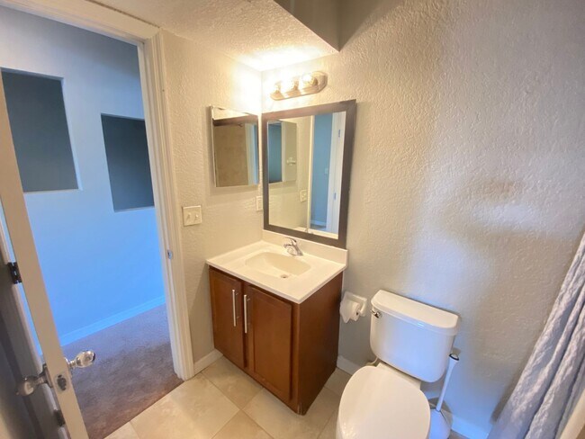 Foto del edificio - First months rent Half off! Beautiful 2/1.5 Condo in Orlando! New Carpet!