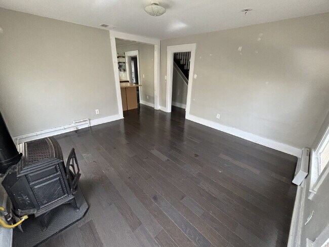 Foto del edificio - Bright & Spacious 3BR Second-Floor Apartment in Convenient Rochester Location