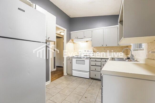 Foto del edificio - 94 Broadmoor Dr