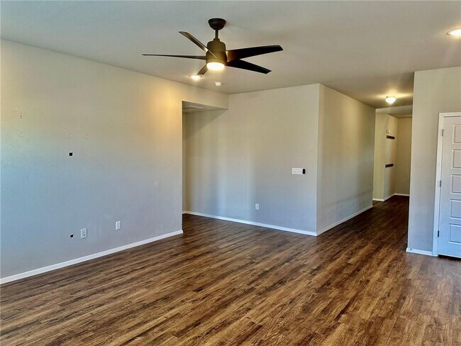 Building Photo - 920 Queen St