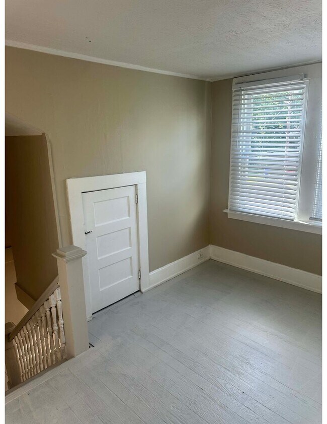 Building Photo - Large three bed home for rent