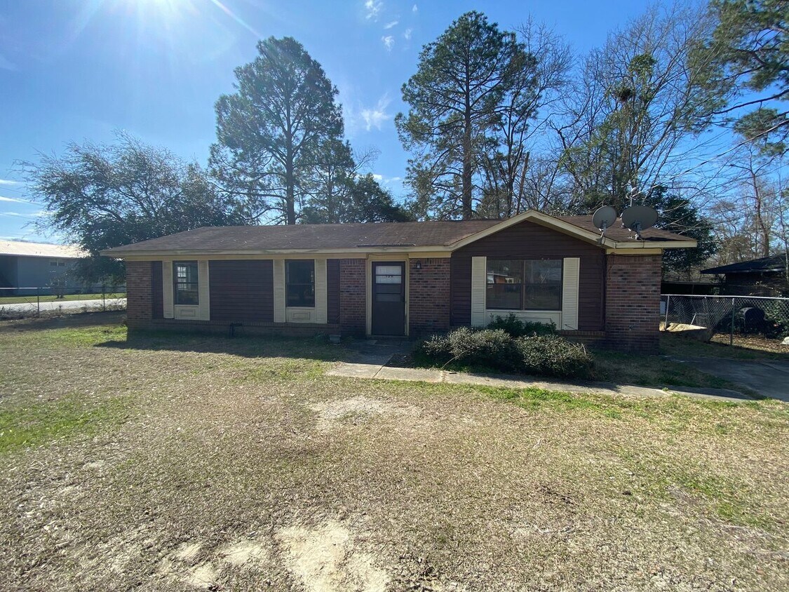 Primary Photo - Home for rent in Euafaula! Available to Vi...
