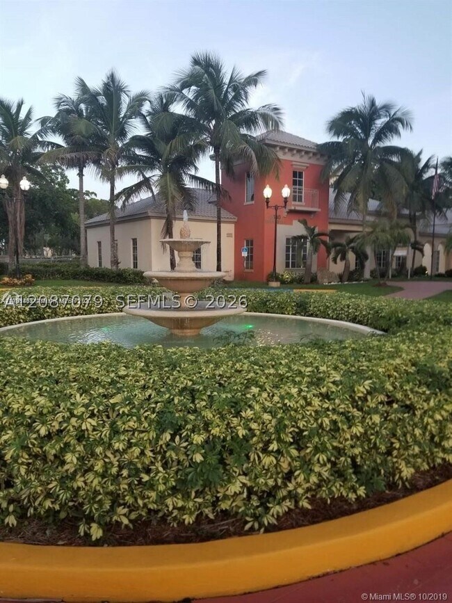 Foto del edificio - 8245 Lake Dr