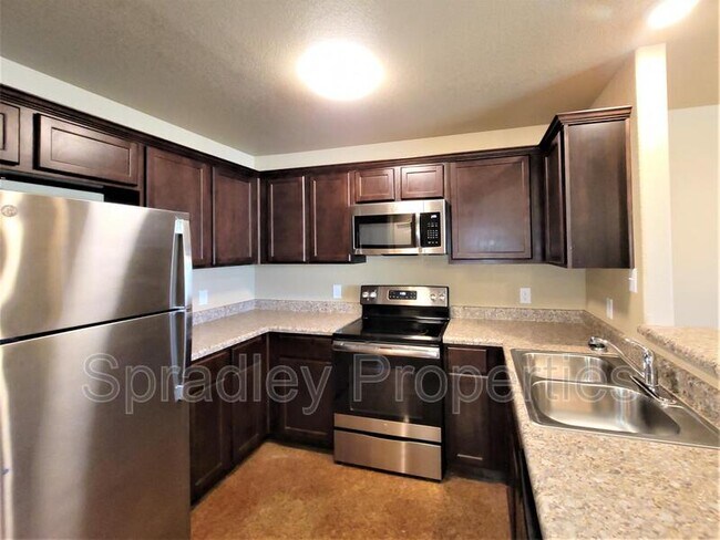 Building Photo - 1527 Kal Ct