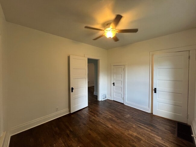Foto del edificio - Two Bedroom One Bathroom Available in Batt...