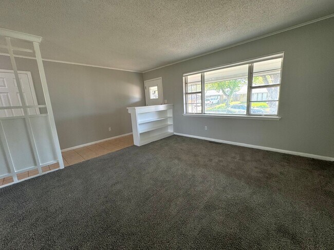 Building Photo - 1105 N Fern Ave