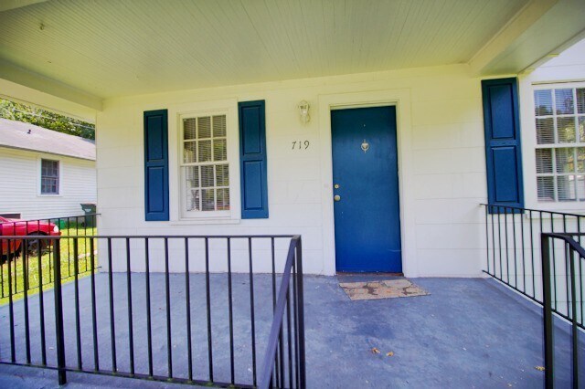Building Photo - Recently renovated bungalow close to downt...