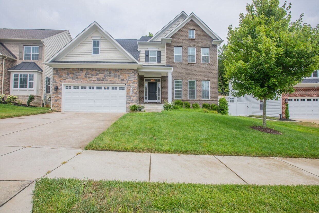 Foto principal - Stunning 5 BR/5 BA Single-Family Home in U...