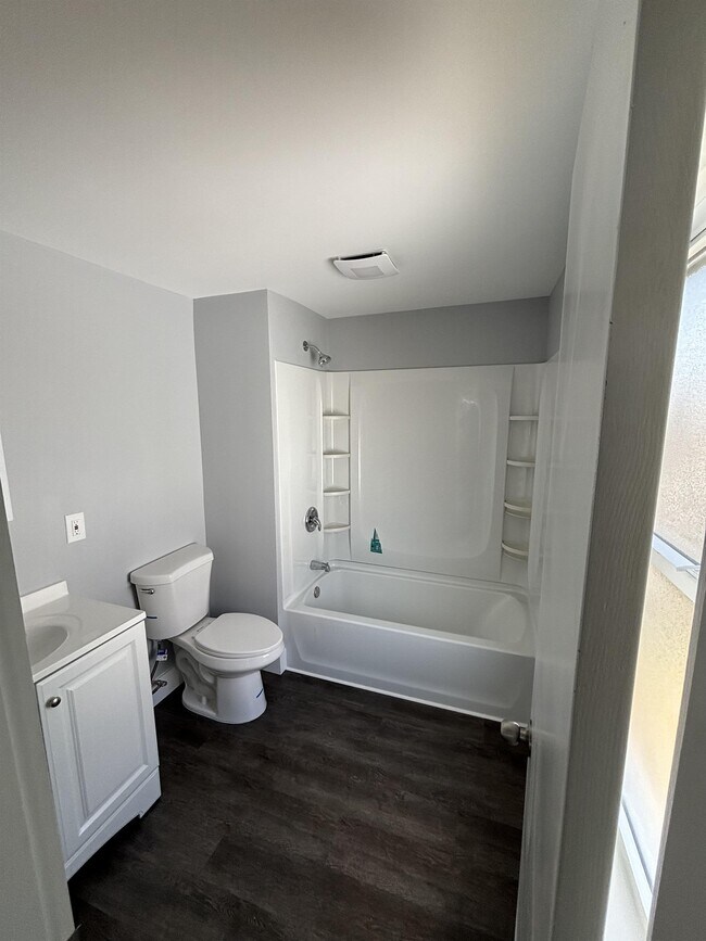 Building Photo - 553 Farnsworth Ave