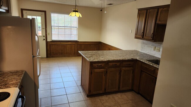 Large dining area - 509 Cedar Elm Ln