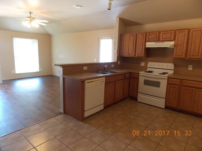 Building Photo - 3 Bed 2 Bath in Yukon