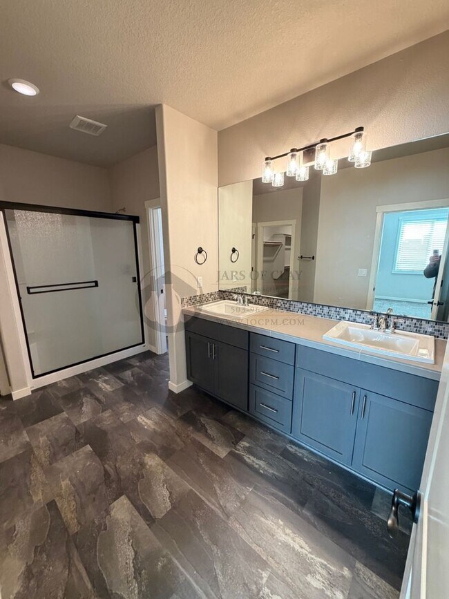 Building Photo - Great Location- Great Single Level House-  Don't Miss this!!!