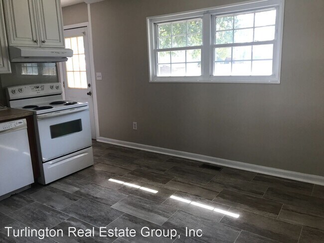Building Photo - 3 br, 1 bath House - 902 E Nicholson
