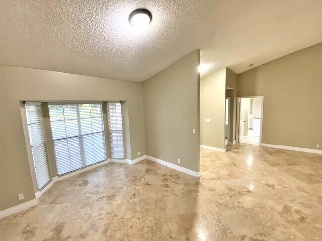 Building Photo - 9621 Carousel Cir N