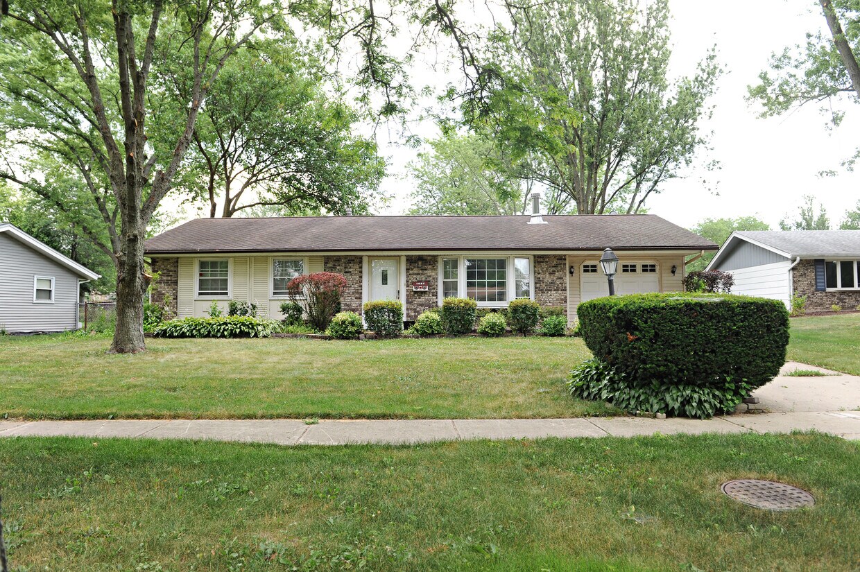 1827 W Weathersfield Way, Schaumburg, IL 60193 House Rental in