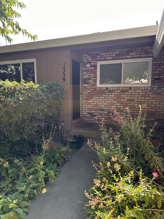 Building Photo - Lovely 3 Bedroom/2 Bath Home Close to Slid...