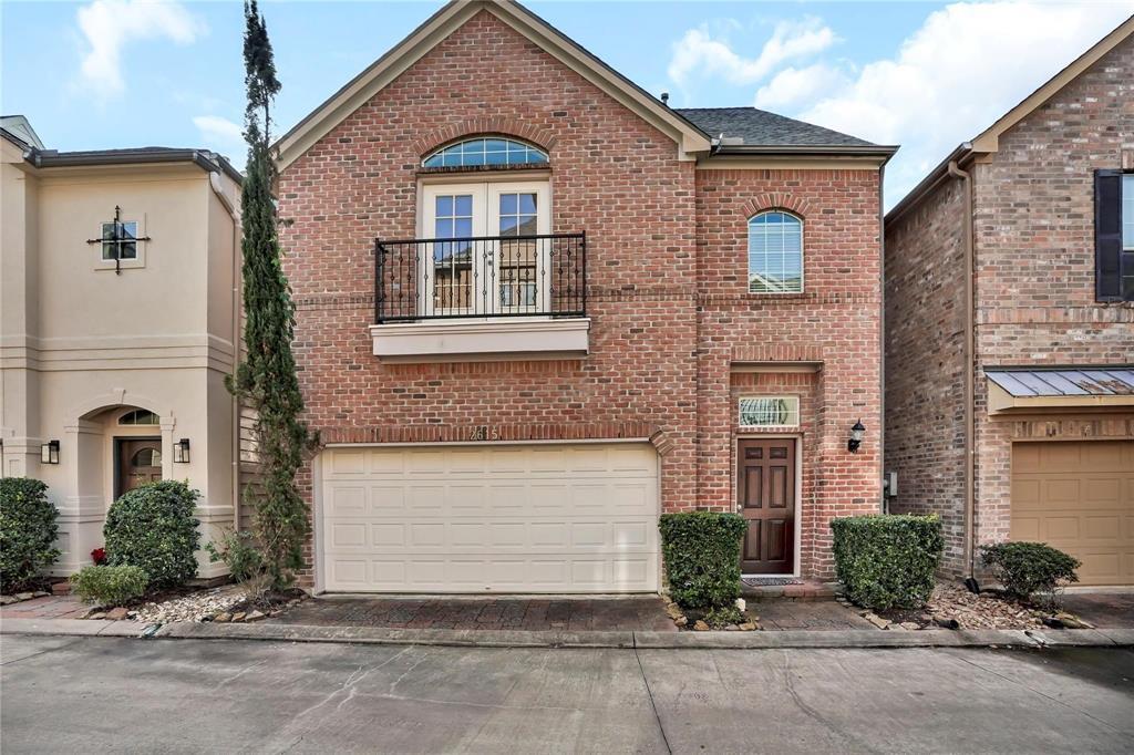 Foto principal - 2615 Cheshire Oaks Dr