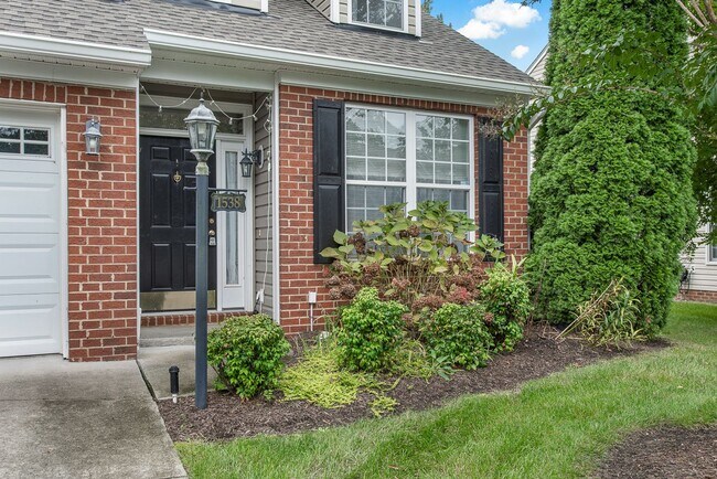 Building Photo - Stunning Townhome with Vaulted Ceilings an...