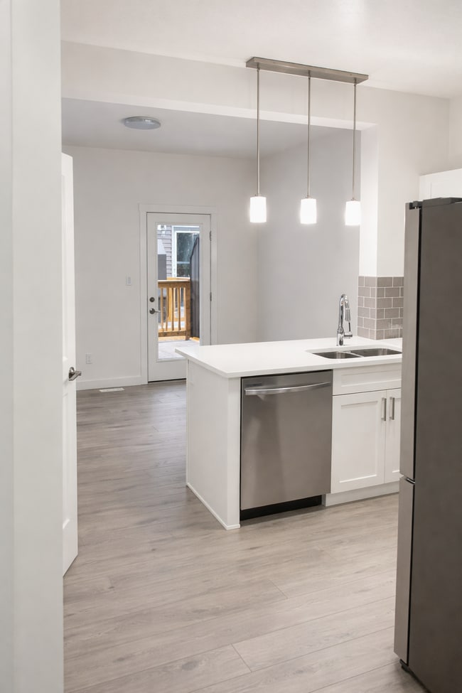 Building Photo - 2710-2766 66 St SW