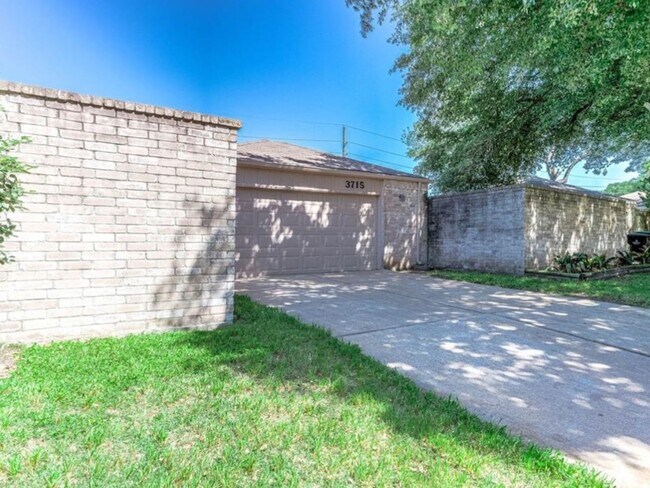 Foto del edificio - Spacious 3-Bed, 2-Bath Home in Wingate Com...