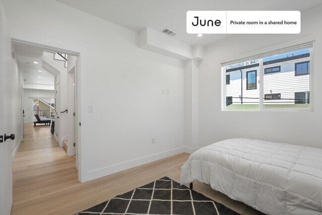 Foto del edificio - Private bedroom in 4 bed/3 bath Home