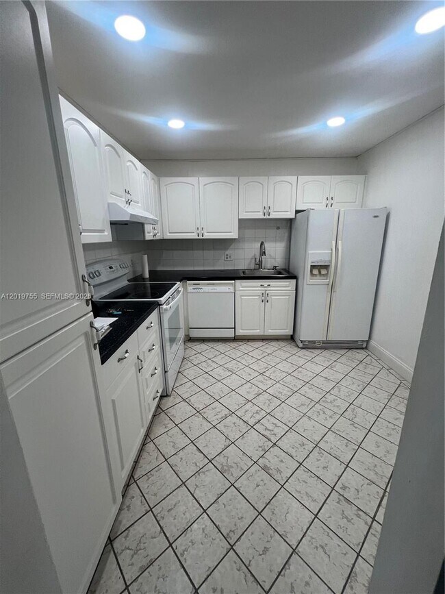 Foto del edificio - 2801 NE 183rd St