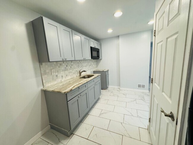 Building Photo - Remodeled 4bd/2 House with Rear yard!! SEC...
