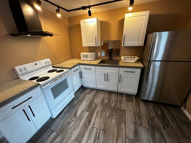 Building Photo - 320 Bawden St