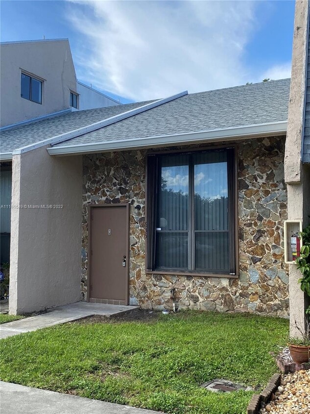 Foto principal - 635 N University Dr