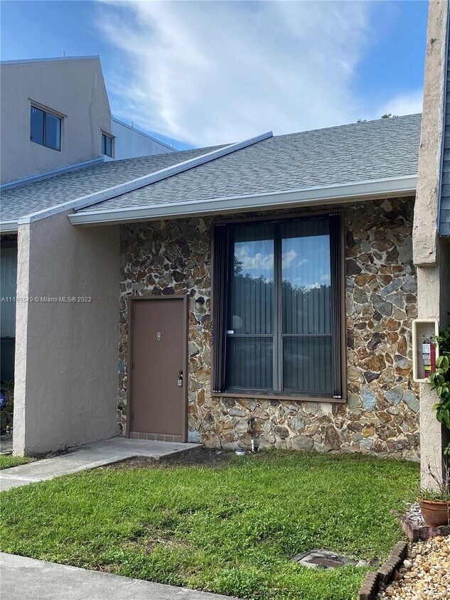 Primary Photo - 635 N University Dr
