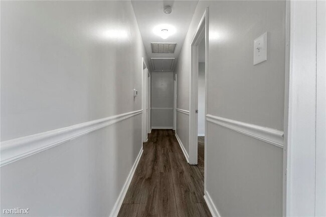 Building Photo - 3 br, 1 bath House - 5713 Huntingcreek Dr