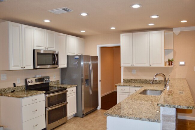 Foto del edificio - Beautiful 3 bed 2 bath home in a quiet nei...
