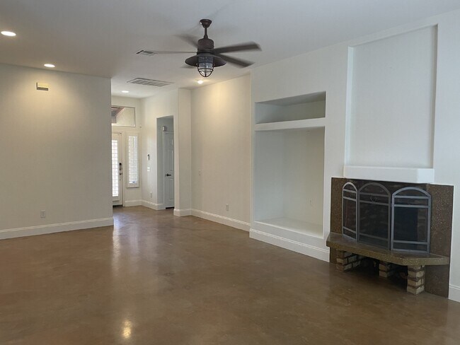 Building Photo - Cool contemporary home in the Cove