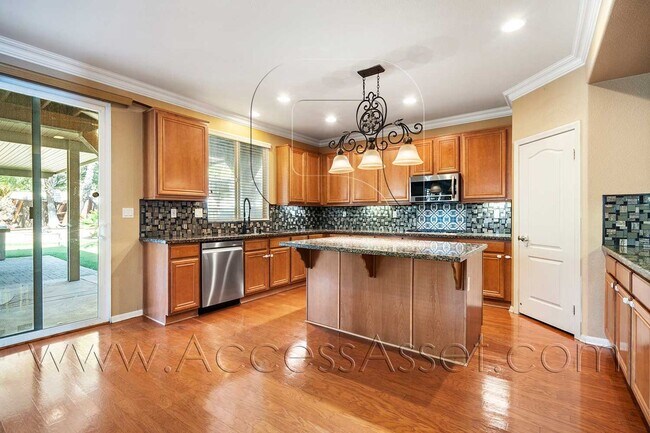 Building Photo - Exclusive 5 Bed / 3 Bath Gated Community H...