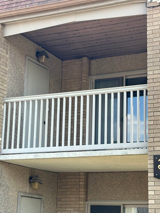 Balcón en la planta superior con espacio de almacenamiento. - 3101 Burlew Blvd