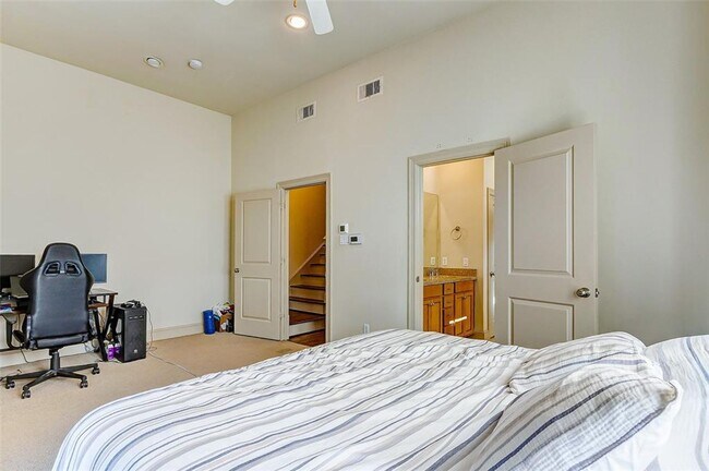 Foto del edificio - Bright and spacious townhome with a beautiful rooftop terrace to relax.