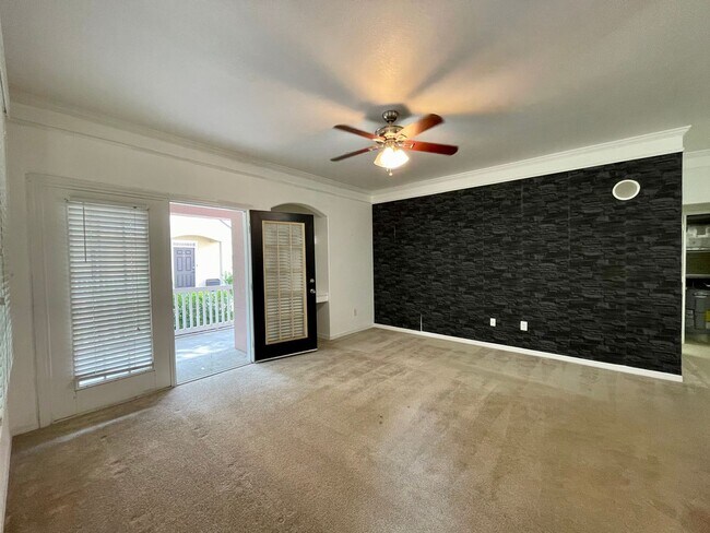 Foto del edificio - GREAT LOCATION!  SPACIOUS 3 BEDROOM 2 BATH...