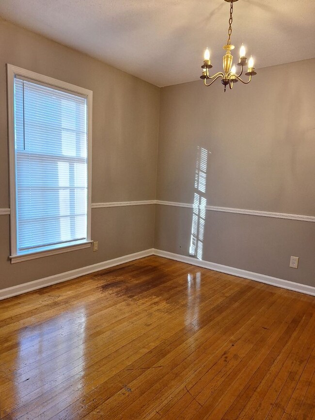 Building Photo - Newly Renovated Home in Parkway Village