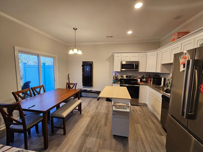 Building Photo - Newer Construction, 3 Bedroom Townhome!