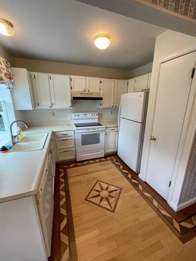 Building Photo - Completely Refinished Single Family Split ...