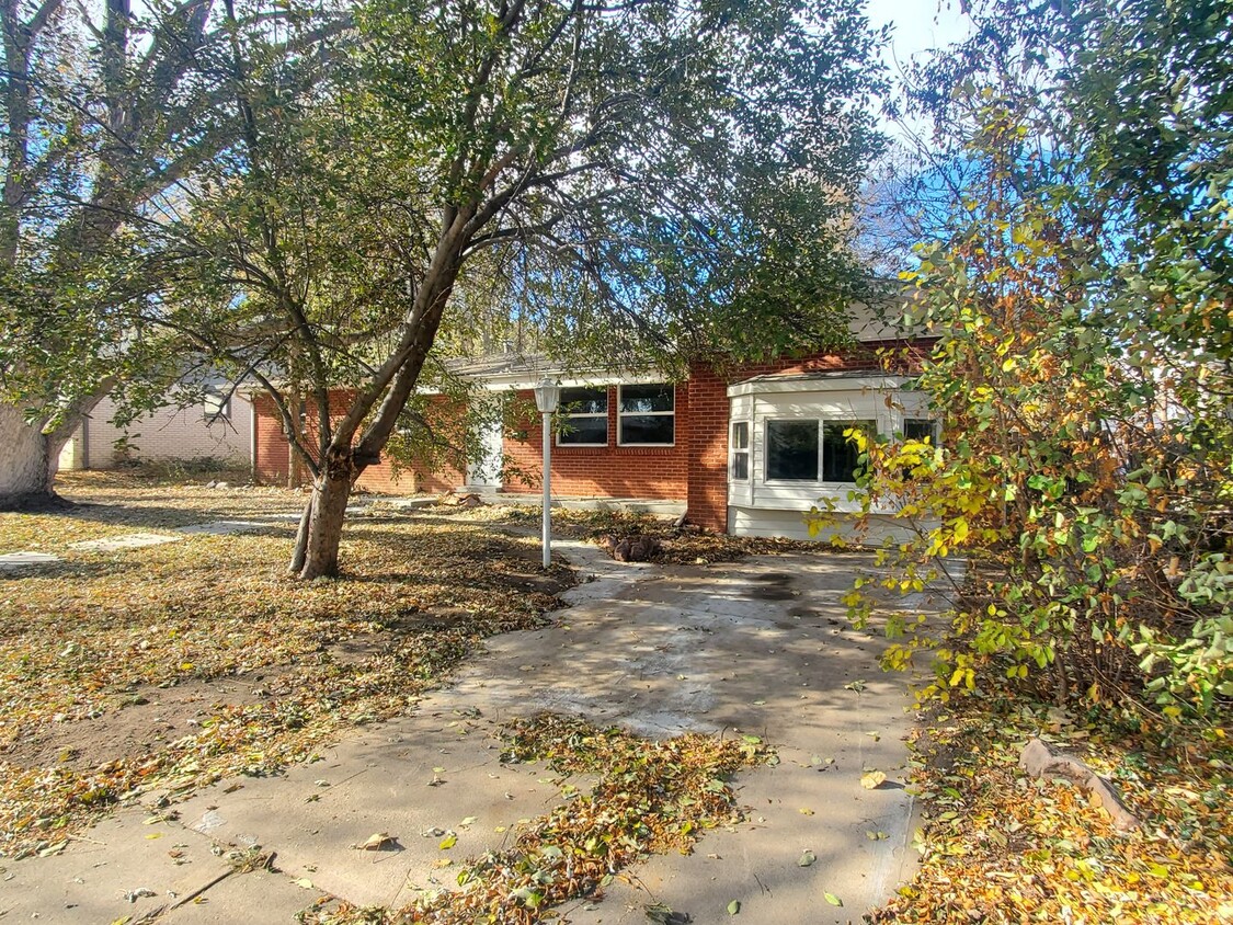Foto principal - Spacious Ranch Style 4 BR Available in Aug...