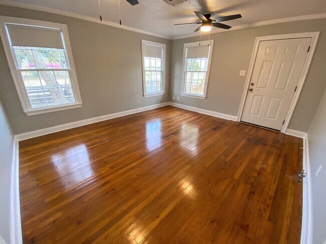 Building Photo - Remodeled 2-Bedroom Home with Modern Ameni...