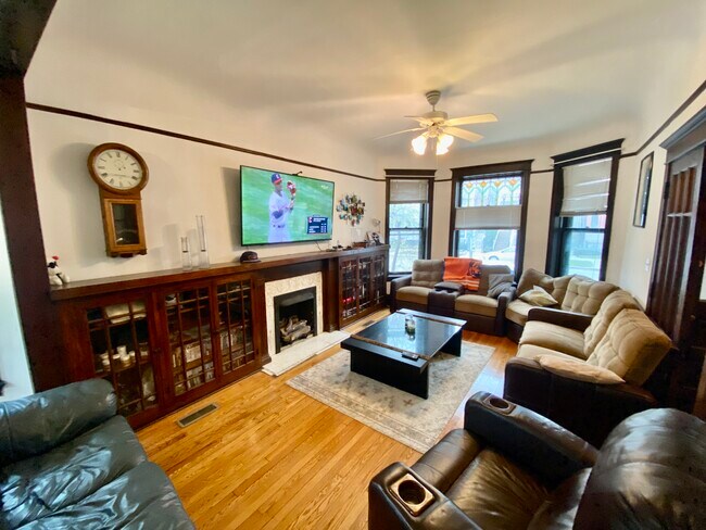 Building Photo - 3024 N Racine Ave