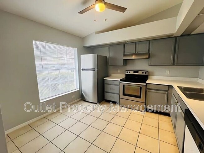 Building Photo - 14796 Laguna Beach Cir