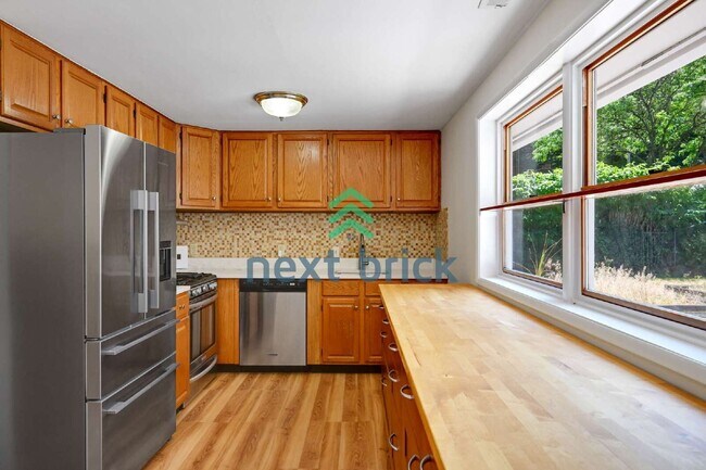 Building Photo - "Charming 3-Bed, 2-Bath Home in Shoreline with 1250 Sq Ft of Comfort!"