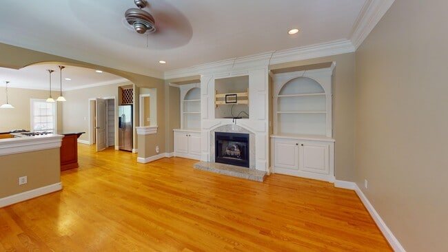 Building Photo - 2140 Rossmore Rd