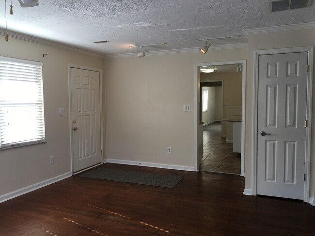 Building Photo - Wonderful 3 Bedroom 3 Bathroom Stone Ranch...